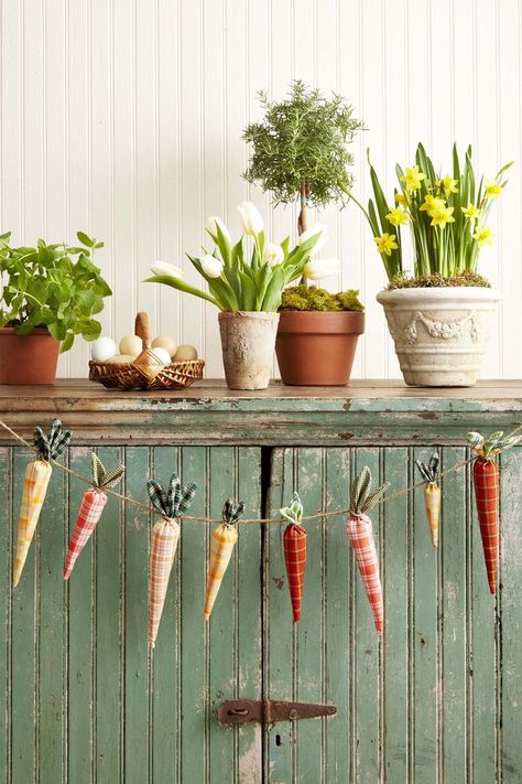 Homemade Easter Decorations, Diy Osterschmuck, Diy Frühling, Diy Spring Crafts, Easter Table Settings, Easter Garland, Easter Carrots, Mason Jar Flowers, Easter Decorations Outdoor