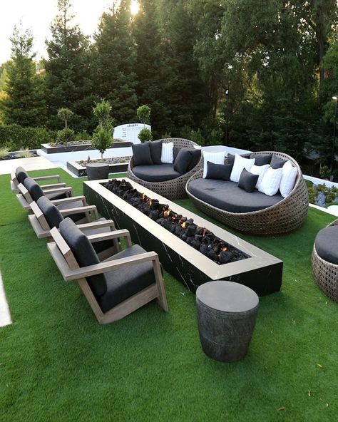 Fire Pit Seating Area, Backyard Fire Pit, House Florida, Modern Backyard Landscaping, Backyard Seating, Fire Pit Seating, Patio Garden Design, Backyard Remodel, Modern Backyard