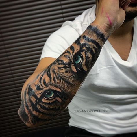 La imagen puede contener: una o varias personas Tiger Forearm Tattoo, Mens Tiger Tattoo, Tiger Eyes Tattoo, Tiger Tattoo Sleeve, Tattoo Tiger, Tattoo Placements, Lion Tattoo Sleeves, Tiger Tattoo Design, Men Tattoos Arm Sleeve