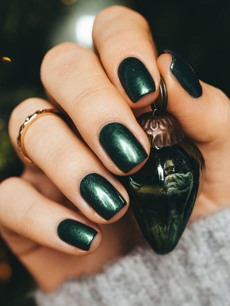 Nails Dark Green, Nails On Black Skin, Dark Green Nail Polish, Shiny Nails Designs, Flame Nails, Nail Room Ideas, Spring Nails Ideas, Green Acrylic Nails, Nails Dark