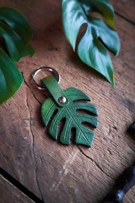 Plant Keychain, Leather Keychain Diy, Etsy Shop Branding, Leather Keychains, Diy Leather Projects, Leather Diy Crafts, Leather Scraps, Leather Workshop, Leather Art