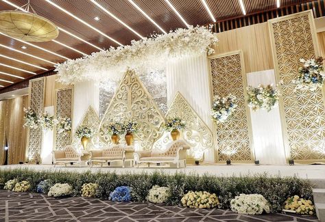 Pelaminan Jawa Modern, Javanese Wedding Decoration, Wedding Reception Backdrop Elegant, Modern Wedding Stage Design, Pelaminan Jawa, Wedding Season Colors, Dekor Pelaminan, Wedding Jawa, Pelaminan Modern