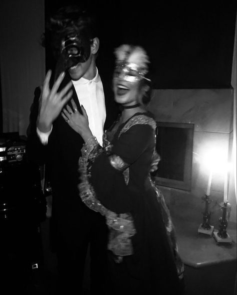 Spooky Masquerade, Masquerade Party Aesthetic, Masquerade Couple, Masquerade Party Outfit, Austin Butler And Vanessa, Vanessa Hudgens And Austin Butler, Masquerade Prom, Masquerade Outfit, Prom Theme