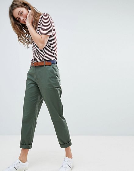 Chinos Outfits For Women, Chinos Women Outfit, Red High Waisted Pants, Chino Pants Women, Mens Dress Outfits, Looks Jeans, Womens Chinos, Chinos Style, Jack Wills