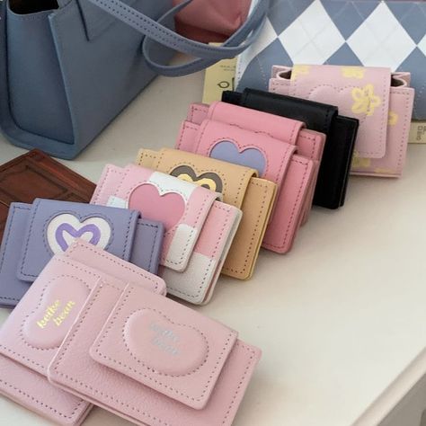 Cute Wallet Aesthetic, Aesthetic Wallet, Wallet Aesthetic, Cute Stationary School Supplies, Stylish School Bags, Cute Wallet, Inside My Bag, Cool School Supplies, Cute Wallets