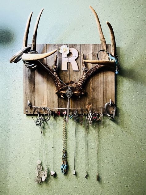 Jewelry Post Ideas, Farmhouse Lodge Decor, Deer Antler Jewelry Holder, Carter Jewelry, Antler Jewelry Holder, Deer Antler Ideas, Deer Skull Decor, Deer Antler Crafts, Deer Antler Jewelry