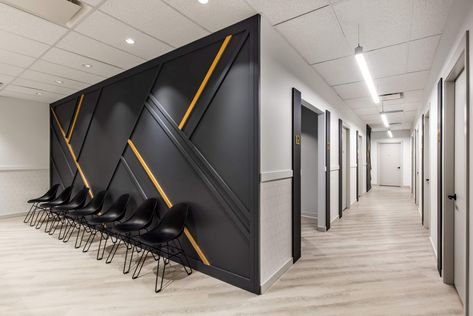 Small Doctors Clinic Design, Modern Home Office Wall Design, Black And White Medical Office, Modern Office Entrance Design, Corporate Office Accent Wall Ideas, Accent Wall Commercial Design, Edgy Office Decor, Office Back Wall Design Interiors, Medical Clinic Design Interiors Doctor Office