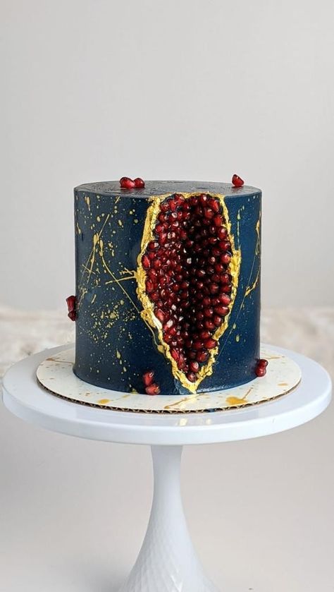 Pomegranate Cake, Fruit Cake Design, Geode Cake, School Cake, Black Cake, Macaron Cookies, Creative Cake Decorating, My Rock, Makijaż Smokey Eye