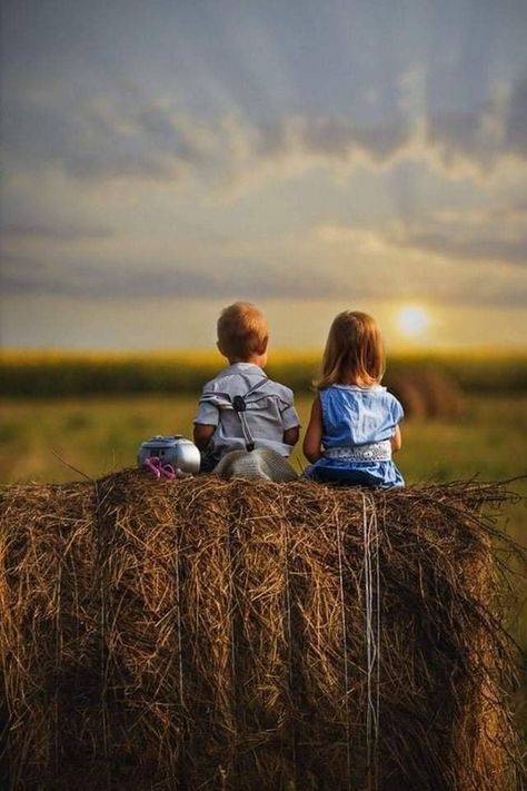 Hay Bale Photoshoot, Toddler Pictures, Interesting Photography, Sibling Photography, Awesome Nature, Country Kids, Hay Bales, Foto Baby, Face Photography