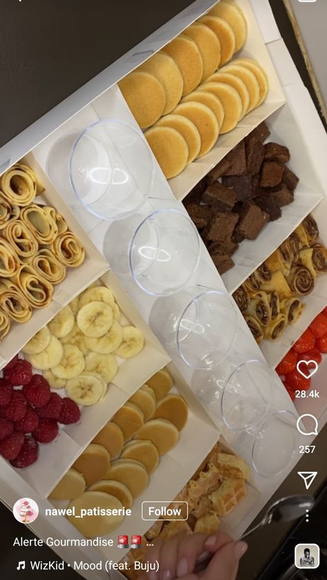 Pancake Box Ideas, Pancake Box, Snack Station, Cookie Delivery, Catering Ideas Food, Dessert Packaging, Party Food Platters, Food Stations, Chocolate Fruit