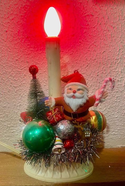 Vintage Christmas Store Windows, Old Christmas Light Bulb Crafts, Vintage Diy Christmas Decor, Vintage Planter Ideas, Christmas Vignettes Display, Vintage Christmas Elves, Kitchy Christmas, Nostalgic Christmas Decorations, Christmas Assemblage