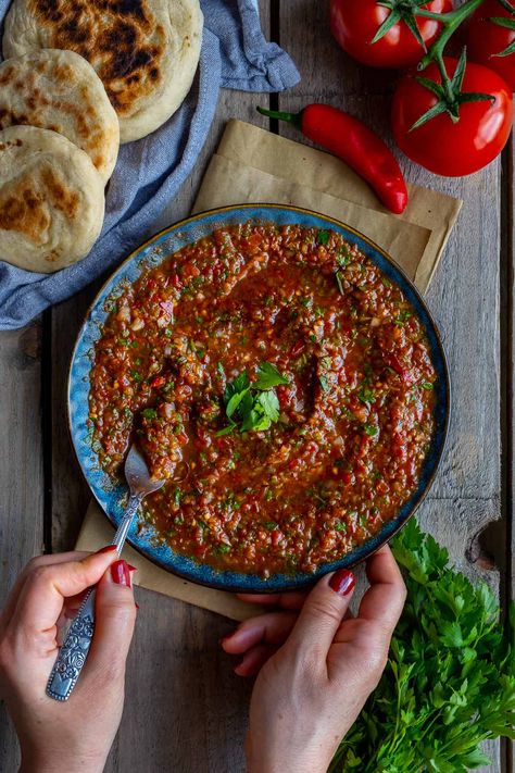 Ezme Recipe (Turkish Acili Ezme) - Give Recipe Ezme Recipe, Ezme Salad, Salad Dip, Meze Platter, Spicy Dip, Lebanese Recipes, Kebabs, Yummy Dips, Perfect Appetizers