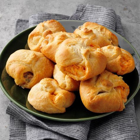 Buffalo Chicken Crescent Rolls Recipes With Buffalo Chicken, Super Bowl Potluck, Pretzel Nuggets, Crescent Wreath, Buffalo Chicken Rolls, Wreath Recipe, Chicken Crescent Rolls, Chicken Crescent, Chicken Puffs