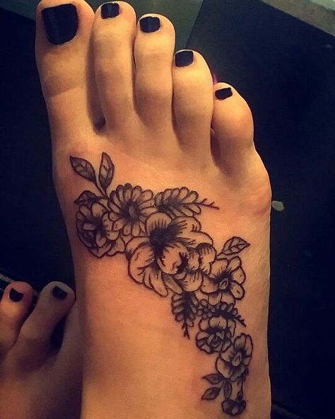 Flower foot tattoo Foot Cover Up Tattoo, Mam Tattoo, Top Of Foot Tattoos For Women, Foot Tattoo Cover Up Ideas, Top Of Foot Tattoos, Star Foot Tattoos, Trippy Tattoo Ideas, Flower Foot Tattoo, Collage Tattoo