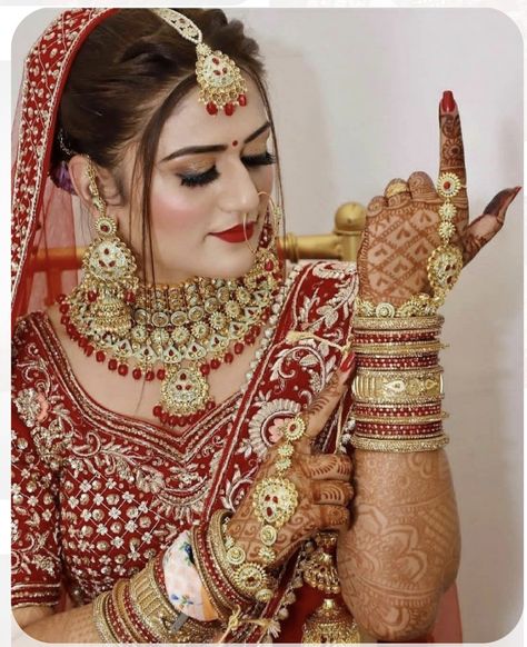 Couple Wedding Dress Indian Hindu, New Dulhan Pose, Wedding Dulhan Pose, Marriage Poses, शादी की तस्वीरें, Indian Bride Poses, Indian Bride Photography Poses, Indian Bride Makeup, Indian Wedding Poses