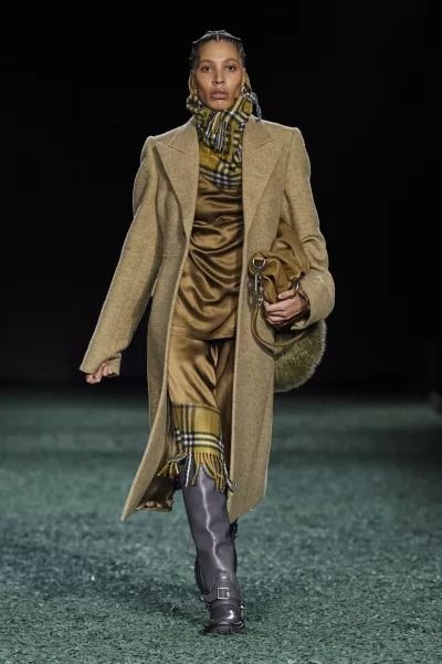 Burberry Fall-winter 2024/2025 - Ready-to-Wear Burberry Poncho Outfit, Aw 2024 Fashion Trends, Burberry Poncho, Aw 2024, Poncho Outfit, What To Wear Fall, Burberry Outfit, Trends 2023, Fashion Trends Winter