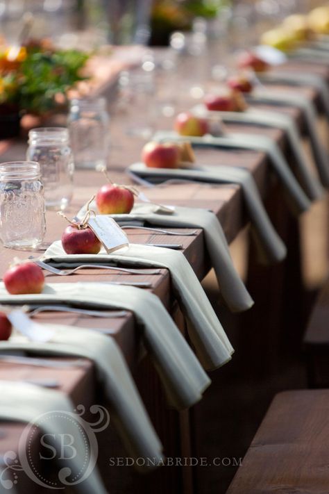 apple placecards Thanksgiving Table Inspiration, Autumn Entertaining, White Wedding Table Setting, Rustic Wedding Table Setting, Apple Wedding, Entertaining Tips, Fall Mason Jars, Themed Dinner, Dining Inspiration