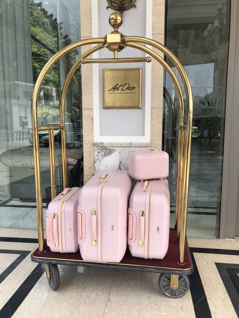 Love My Pink Luggage set IG: @neixha_  #travel #travelstyle #luggage #pink #pinklove #indonesiatravel #artdeco Pink Luggage Sets, Estilo Blair Waldorf, Penyimpanan Makeup, Pink Suitcase, Pink Luggage, Cute Luggage, Super Rich Kids, Pink Aura, Pink Life