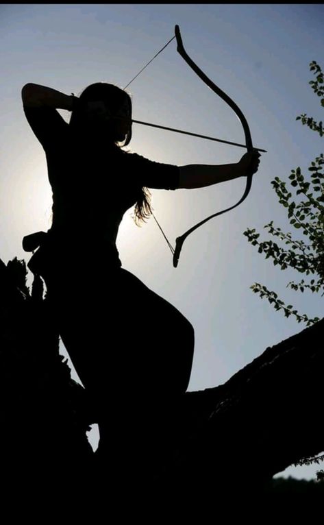 Archery Aesthetic Female, Bow And Arrow Aesthetic, Girl With Bow And Arrow, Archery Photography, Archery Aesthetic, Arrow Shooting, Mounted Archery, Archery Girl, Royal Aesthetic