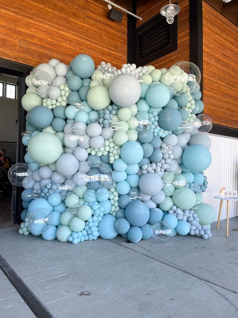 I am really feeling inspired by all things blue lately! I have a few more coming up but this one was fun. I prebuilt the base of this wall in two 4’x8’ sections. Then when I to the venue I simply attached to my uprights, tied together at the center and added the details! Wedding Balloon Wall, Balloons Wall, Ballon Wall Decorations, Balloon Wall Decor, Unique Balloon Garland, Blue Event Design, Blue Balloon Decorations, Blue Balloon Garland With Flowers, Baby Blue Birthday Party Decorations