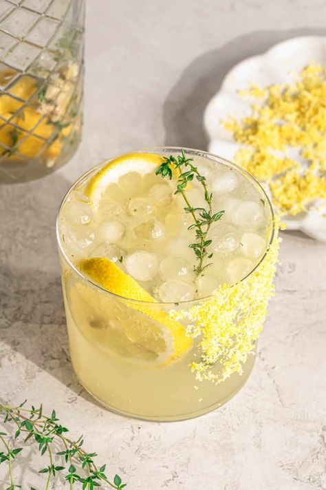 The perfect refreshing alcohol free drink for a hot Summers day. My Lemon Thyme Mocktails are quick and easy to make and so delicious. Lemon Mocktail Recipes, Mocktails Non Alcoholic Healthy, Healthy Drinks Aesthetic, Thyme Mocktail, Tea Mocktail, Healthy Mocktail, Clean Cocktails, Summer Wellness, Alcohol Free Drinks