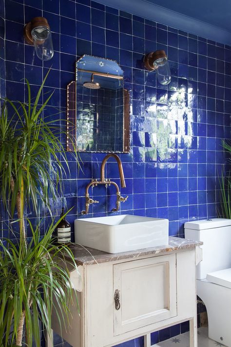 Blue Tiled Bathroom, Zellige Tile Bathroom, Wc Decoration, Bold Bathroom, Tiled Bathroom, Blue Bathroom Tile, Eclectic Bathroom, Tiles Bathroom, Bad Inspiration