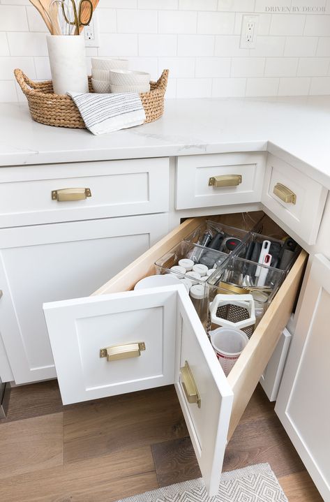 A super smart solution for using the corner space in a kitchen - kitchen corner drawers! #kitchendesign #kitchencabinets #kitchenorganization #kitchen #kitchens #kitchenstorage #kitchenstorageideas #kitchendecor #kitchendesignideas #kitchenremodel #kitchenrenovation Corner Pantry, Desain Pantry, Best Kitchen Cabinets, Kabinet Dapur, Small Kitchen Storage, Pantry Ideas, Kitchen Corner, Kitchen Cabinet Storage, Kitchen Remodel Idea