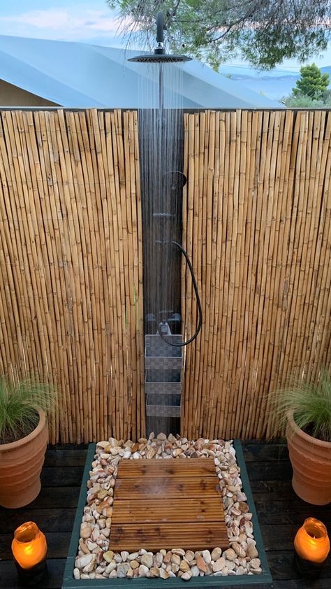 Outside Showers, Outdoor Shower Enclosure, Outdoor Shower Diy, Kids Yard, Yard Ideas Cheap, Outdoor Bathroom Design, Outdoor Toilet, Outdoor Bathroom, Garden Shower