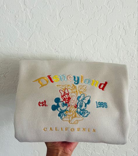 Disney Embroidery Designs Sweatshirts, Disneyland Embroidered Sweatshirt, Disney Embroidery Shirts, Disneyland Embroidery, Embroidered Disney, Outfit Disney, Disney Lifestyle, Matching Disney Shirts, Disneyland Outfits