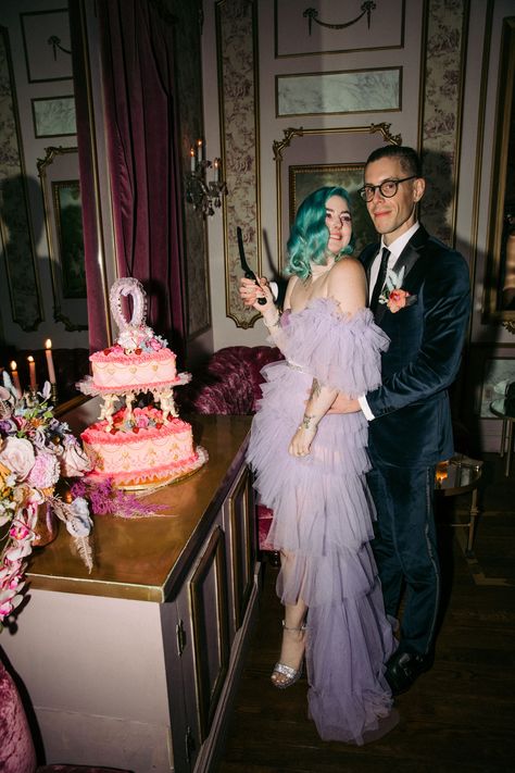 New York City Hall, Edgy Wedding, Nyc Elopement, City Hall Wedding, Shooting Photo, Vegas Wedding, Wedding Mood, Alternative Wedding, Mode Inspiration