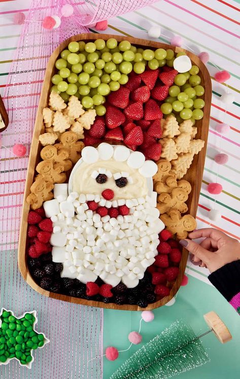 Easy Christmas Fruit Tray, Kids Christmas Fruit Platter Ideas, Cute Christmas Fruit Trays, Simple Christmas Charcuterie Board Ideas, Christmas Fruit And Veggie Tray Ideas, Christmas Tree Fruit Board, Santa Dessert Board, Santa Fruit Platter, Christmas Snack Board For Kids