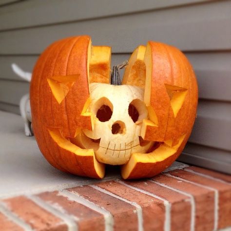 42 CREATIVE & FUN HALLOWEEN PUMPKIN CARVING IDEAS - Stylin by Sarita Creative Jack O Lantern Ideas, Halloween Pumpkins Carvings Designs, Pumpkin Inspo, Funny Pumpkin Carvings, Ninja Turtle Pumpkin, Unique Pumpkin Carving Ideas, Halloween Jackolantern, Pumpkin Cravings, Cute Pumpkin Carving