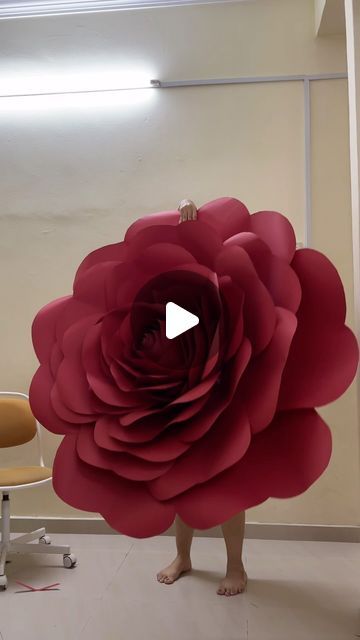 How To Make Giant Paper Flowers, Giant Foam Flowers, Large Paper Flowers Diy, Big Paper Flowers, Giant Paper Flowers Template, Giant Paper Roses, Giant Roses, Notebook Drawing, Rose Crafts