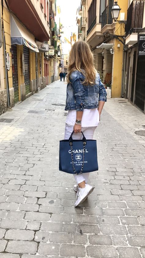 Denim Chanel, White And Denim, Chanel Denim, Denim Tote Bags, Denim Tote, Blue Outfit, Chanel Deauville Tote Bag, Vuitton Neverfull, Louis Vuitton Bag Neverfull