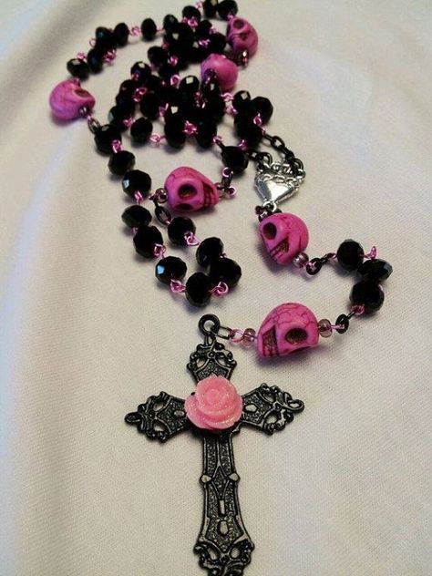 If I could get this rosary for my niece's First Communion, I would. Though maybe it's a bit too blasphemous for her family's standards? Skull Rosary, Skull Carving, Skull Jewelry, Halloween Jewelry, Skull And Bones, Gothic Jewelry, Skull Art, Pink And Black, Day Of The Dead