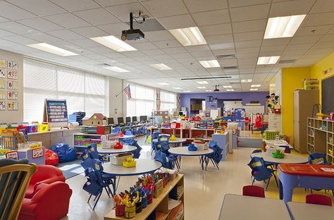 Classroom Decorating Ideas Elementary, Elementary School Classroom Ideas, Elementary Classroom Layout, Classroom Layout Ideas, Huge Classroom, Classroom Layout Ideas Elementary, School Classroom Ideas, Early Preschool, Kindergarten Organization