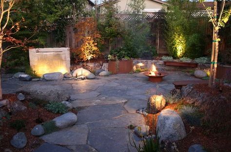 rocks-walkway - Home Decorating Trends - Homedit Stone Patio Designs, Slate Patio, Rustic Outdoor Decor, Large Backyard Landscaping, Outdoor Lighting Design, Diy Outdoor Lighting, Stone Patio, Flagstone Patio, Backyard Entertaining