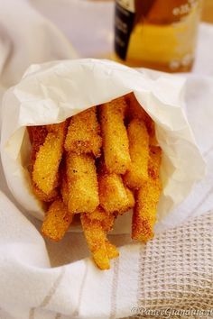 Oggi vi consiglio gli Stick di polenta fritta alle spezie, un’idea per utilizzare la polenta avanzata al posto dei soliti snack confezionati Polenta Fritta, Healthy Italian Recipes, Vegan Starters, Healthy Italian, Appetizer Bites, Picnic Food, Polenta, Find Recipes, Finger Foods