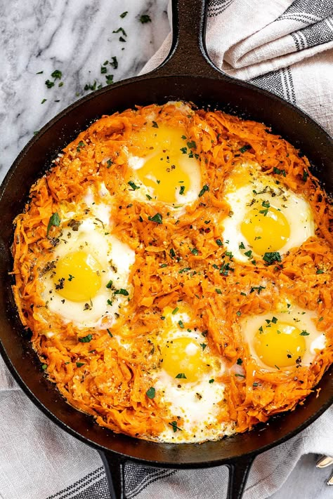 Garlic Parmesan Sweet Potato Eggs Breakfast - #sweetpotato #breakfast #eatwell101 #recipe - These hearty, sweet, and savory sweet potato hash browns are made all in one pan and perfect for your breakfast! - #recipe by #eatwell101 Sweet Potato With Egg Breakfast, Breakfast Ideas With Eggs, Ideas With Eggs, Potato Eggs, Potato And Egg Breakfast, Easy Sweet Potato Recipes, Sweet Potato Hash Browns, Thanksgiving Brunch, Eggs Breakfast