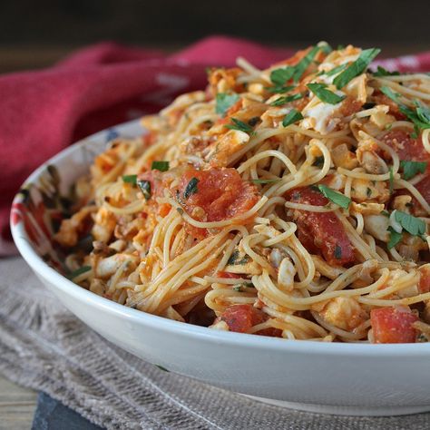 This Spicy Angel Hair Pasta with Halibut and Tomatoes is such a satisfying Mediterranean style dish. Spicy Halibut Recipes, Salmon With Angel Hair Pasta, Fish With Pasta Recipes, Halibut Pasta Recipes, Halibut Pasta, Fish And Pasta Recipes, Angel Hair Pasta Recipe, Halibut Recipes Baked, Alaska Recipes