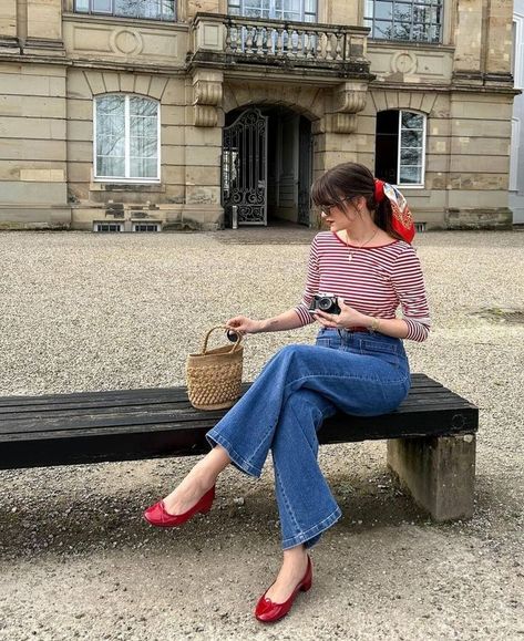 Red Striped Top Outfit, Style Chic Parisien, Striped Top Outfit, Parisian Chic Outfits, French Outfits, Red And White Outfits, Red Stripes Top, Parisienne Style, Outfits Con Jeans