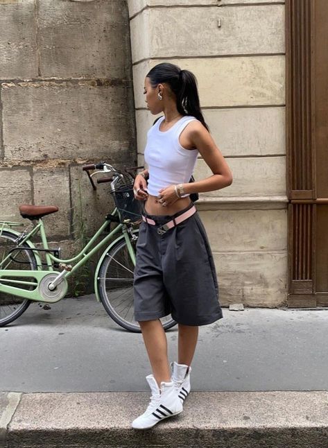 tomiraa on instagram Jorts Outfit, Outfit Denim, Fits Aesthetic, Streetwear Summer, Streetwear Fashion Women, Rock A, 가을 패션, Streetwear Outfits, Summer Look