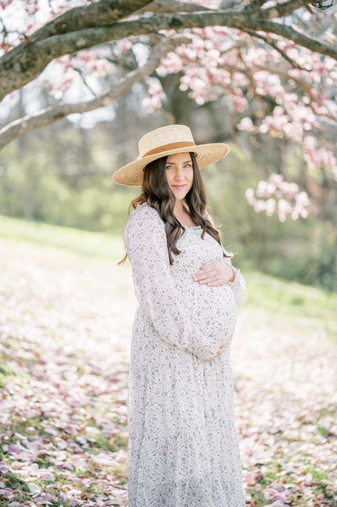 Apple Blossom Maternity Photos, Outfit Ideas For Pictures, Maternity Outfits For Photoshoot, Family Portrait Outfits, Maternity Clothes Summer, Family Maternity Photos, Summer Family Photos, Outdoor Family Photography, Maternity Photoshoot Poses