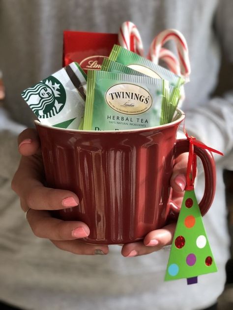 Tea Teacher Gift, Tea Set Gift Basket Ideas, Christmas Coffee Gifts Ideas, Christmas Gifts In A Mug, Christmas Present Teacher, Christmas Tea Gift Ideas, Tea Gift Box Ideas Diy, Tea Christmas Gifts, Gift Mugs Ideas Filled