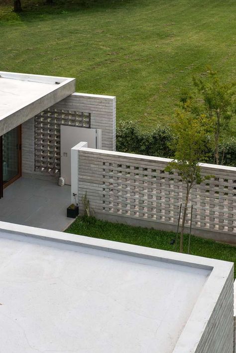 Gallery of House JS / Gianserra + Lima arquitectos - 26 Breeze Block Entrance, Concrete Fence Wall, Concrete Wall Design, Fence Wall Design, Breeze Block Wall, Compound Wall Design, Concrete Block Walls, Entrance Wall, House Fence Design