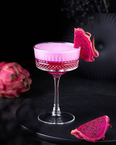 Pink Colored Cocktails, Pink Cocktail Ideas, Cocktail Decoration Ideas, Dragon Cocktail, Dragon Fruit Cocktail, Cocktail Aesthetic, Pink Cocktail, Pink Cocktail Aesthetic, Pink Drink