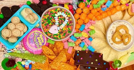 These '90s Snack Boards Include Dunkaroos and Bottle Pops | POPSUGAR Food 90s Snacks, 90s Party Ideas, 90s Food, 30th Bday Party, 2000s Party, Bachelorette Theme, 90s Theme Party, Lots Of Food, Pastel Cupcakes