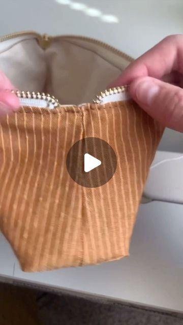 Zipper Ends Tutorial, How To Put A Zipper In A Bag, How To Sew A Zipper On A Bag, Flat Bottom Zipper Pouch Tutorial, How To Make Pouch Bag, Zipper Pouches To Sew, How To Sew A Pouch, How To Make A Handbag, How To Sew A Zipper