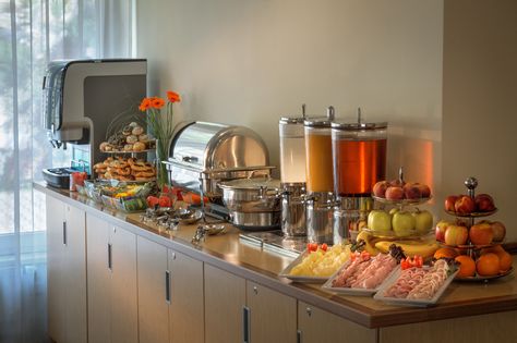 Catering Breakfast Buffet, Hotel Breakfast Buffet Aesthetic, Breakfast Buffet Ideas Food Stations, Hotel Breakfast Buffet Ideas, Coffee Break Ideas, Breakfast Buffet Ideas, Coffee Break Catering, Breakfast Buffet Table, Continental Breakfast Buffet