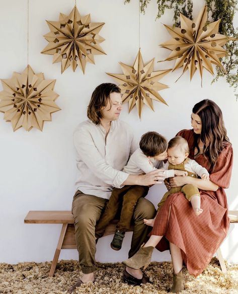 Christmas Family Session Studio, Minimalist Holiday Photoshoot, Modern Christmas Mini Session, Mini Session Ideas Christmas, Minimalist Christmas Backdrop, Indoor Boho Christmas Photoshoot, Holiday Photoshoot Backdrop, Modern Christmas Photo Backdrop, Styled Christmas Shoot